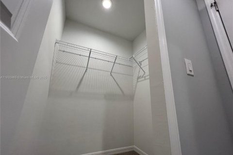 House in Cape Coral, Florida 4 bedrooms, 160.91 sq.m. № 1958134 - photo 20