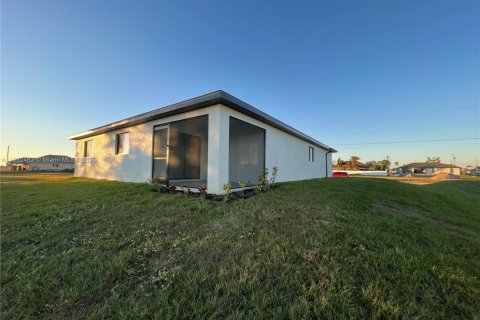 House in Cape Coral, Florida 4 bedrooms, 160.91 sq.m. № 1958134 - photo 7