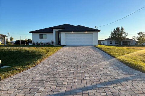 House in Cape Coral, Florida 4 bedrooms, 160.91 sq.m. № 1958134 - photo 1