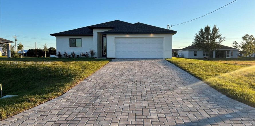 House in Cape Coral, Florida 4 bedrooms, 160.91 sq.m. № 1958134