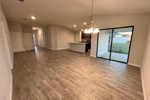 House in Cape Coral, Florida 4 bedrooms, 160.91 sq.m. № 1958134 - photo 15