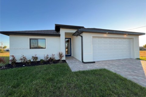 House in Cape Coral, Florida 4 bedrooms, 160.91 sq.m. № 1958134 - photo 4