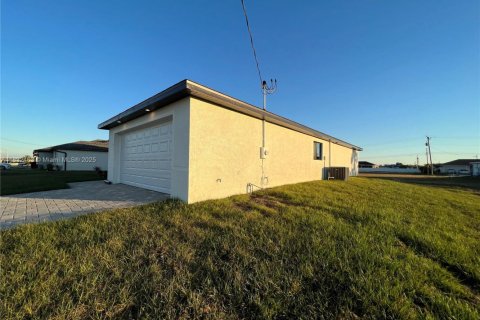 House in Cape Coral, Florida 4 bedrooms, 160.91 sq.m. № 1958134 - photo 5