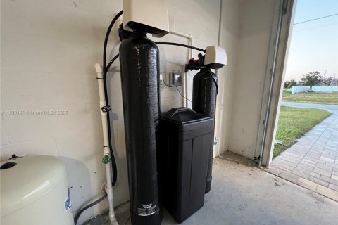 House in Cape Coral, Florida 4 bedrooms, 160.91 sq.m. № 1958134 - photo 30