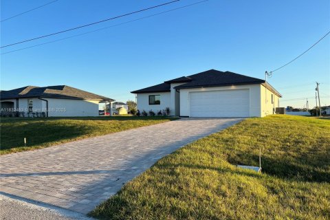 House in Cape Coral, Florida 4 bedrooms, 160.91 sq.m. № 1958134 - photo 3