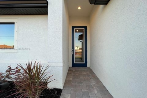 House in Cape Coral, Florida 4 bedrooms, 160.91 sq.m. № 1958134 - photo 9