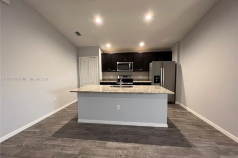 House in Cape Coral, Florida 4 bedrooms, 160.91 sq.m. № 1958134 - photo 13