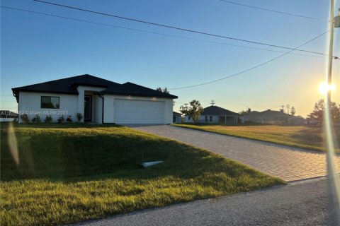House in Cape Coral, Florida 4 bedrooms, 160.91 sq.m. № 1958134 - photo 2