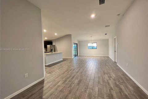 House in Cape Coral, Florida 4 bedrooms, 160.91 sq.m. № 1958134 - photo 12