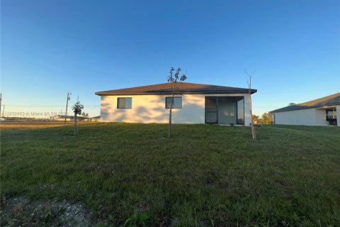 House in Cape Coral, Florida 4 bedrooms, 160.91 sq.m. № 1958134 - photo 8