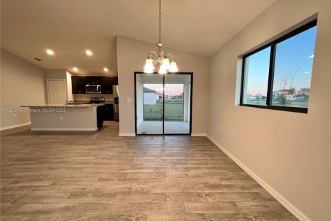 House in Cape Coral, Florida 4 bedrooms, 160.91 sq.m. № 1958134 - photo 16