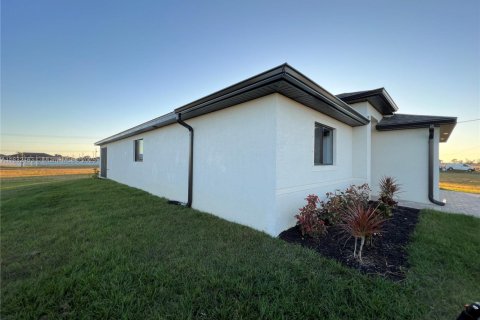 House in Cape Coral, Florida 4 bedrooms, 160.91 sq.m. № 1958134 - photo 6