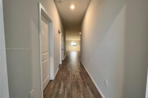 House in Cape Coral, Florida 4 bedrooms, 160.91 sq.m. № 1958134 - photo 10