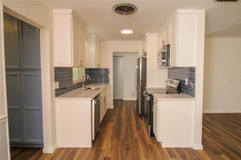 House in Orlando, Florida 4 bedrooms, 181.72 sq.m. № 2236080 - photo 7