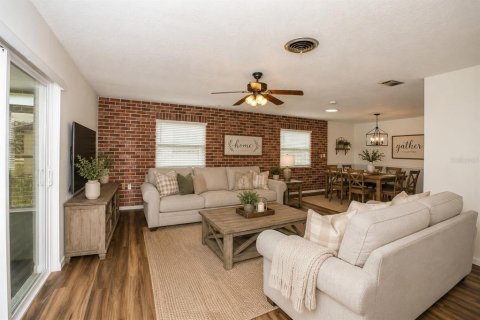 House in Orlando, Florida 4 bedrooms, 181.72 sq.m. № 2236080 - photo 3