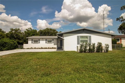 House in Orlando, Florida 4 bedrooms, 181.72 sq.m. № 2236080 - photo 2