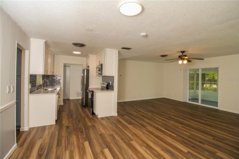 House in Orlando, Florida 4 bedrooms, 181.72 sq.m. № 2236080 - photo 5