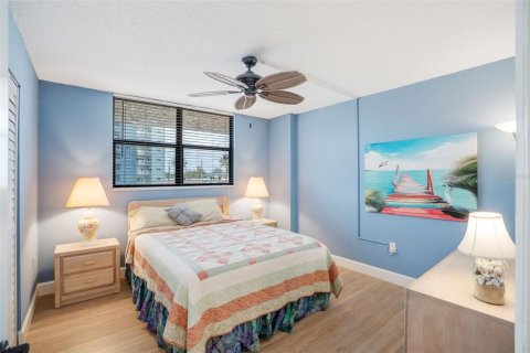Condo in Redington Shores, Florida, 2 bedrooms  № 2117024 - photo 21