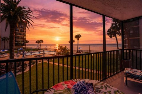 Condo in Redington Shores, Florida, 2 bedrooms  № 2117024 - photo 15