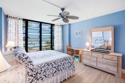 Condo in Redington Shores, Florida, 2 bedrooms  № 2117024 - photo 17