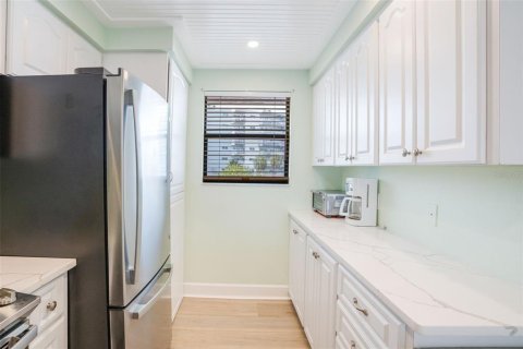 Condo in Redington Shores, Florida, 2 bedrooms  № 2117024 - photo 8
