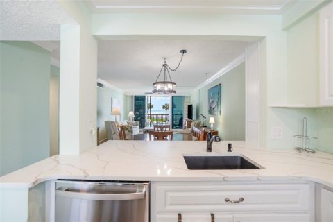 Condo in Redington Shores, Florida, 2 bedrooms  № 2117024 - photo 9