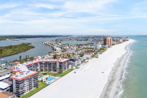 Condo in Redington Shores, Florida, 2 bedrooms  № 2117024 - photo 24
