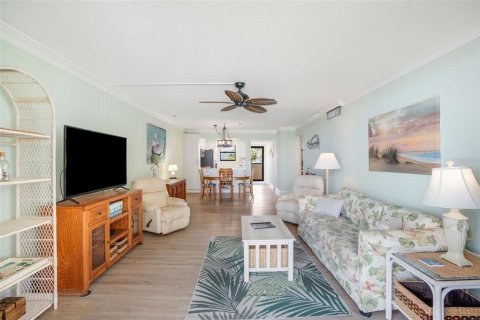 Condo in Redington Shores, Florida, 2 bedrooms  № 2117024 - photo 16