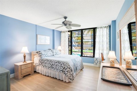 Condo in Redington Shores, Florida, 2 bedrooms  № 2117024 - photo 18