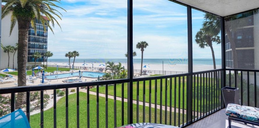 Condo in Redington Shores, Florida, 2 bedrooms  № 2117024