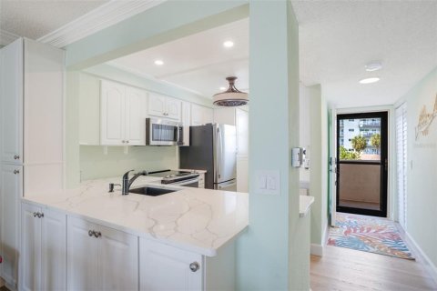 Condo in Redington Shores, Florida, 2 bedrooms  № 2117024 - photo 6