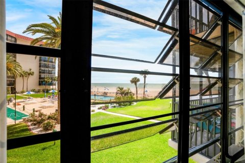 Condo in Redington Shores, Florida, 2 bedrooms  № 2117024 - photo 19