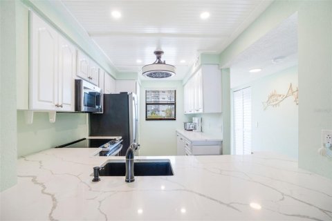 Condo in Redington Shores, Florida, 2 bedrooms  № 2117024 - photo 5