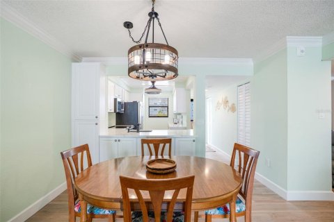 Condo in Redington Shores, Florida, 2 bedrooms  № 2117024 - photo 10