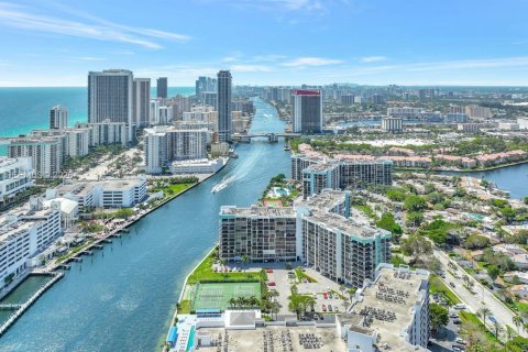 Condominio en venta en Hallandale Beach, Florida, 2 dormitorios, 99.87 m2 № 2003555 - foto 2