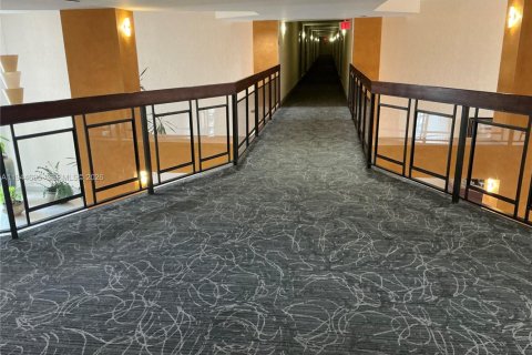 Condominio en venta en Hallandale Beach, Florida, 2 dormitorios, 99.87 m2 № 2003555 - foto 9