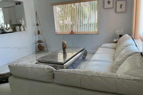Casa en venta en Miami, Florida, 3 dormitorios, 109.53 m2 № 2071850 - foto 3