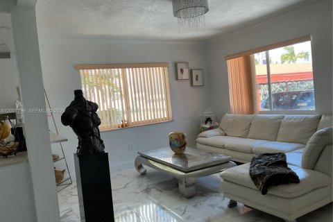 Casa en venta en Miami, Florida, 3 dormitorios, 109.53 m2 № 2071850 - foto 2