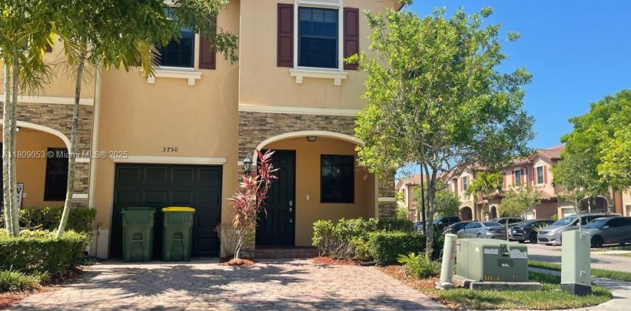 Townhouse in Homestead, Florida 4 bedrooms, 158.4 sq.m. № 1865242