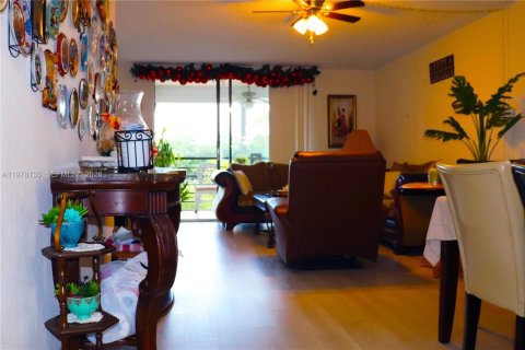 Condo in Pembroke Pines, Florida, 2 bedrooms  № 2042058 - photo 9