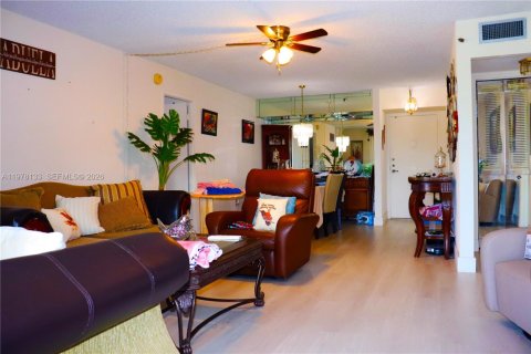 Condo in Pembroke Pines, Florida, 2 bedrooms  № 2042058 - photo 18