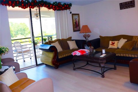 Condo in Pembroke Pines, Florida, 2 bedrooms  № 2042058 - photo 16