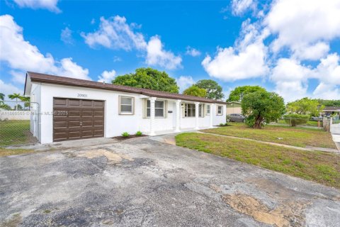 Villa ou maison à vendre à Miami Gardens, Floride: 4 chambres, 146.32 m2 № 1896121 - photo 2