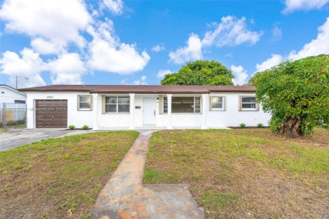Villa ou maison à vendre à Miami Gardens, Floride: 4 chambres, 146.32 m2 № 1896121 - photo 1