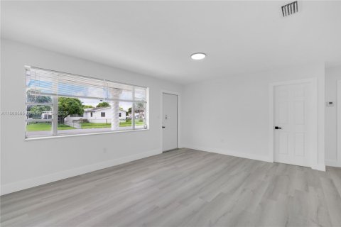 Villa ou maison à vendre à Miami Gardens, Floride: 4 chambres, 146.32 m2 № 1896121 - photo 5