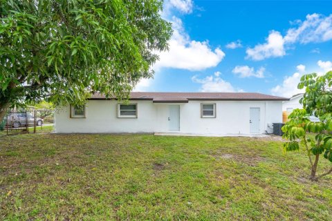 Villa ou maison à vendre à Miami Gardens, Floride: 4 chambres, 146.32 m2 № 1896121 - photo 28