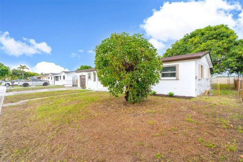 Villa ou maison à vendre à Miami Gardens, Floride: 4 chambres, 146.32 m2 № 1896121 - photo 3
