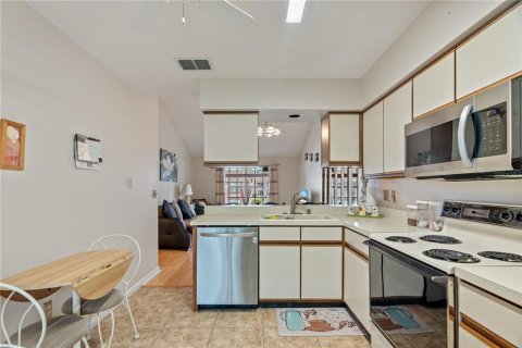 Condo in New Port Richey, Florida, 2 bedrooms  № 1718384 - photo 10