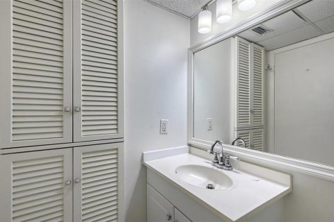 Condo in Venice, Florida, 1 bedroom № 2378182 - photo 11