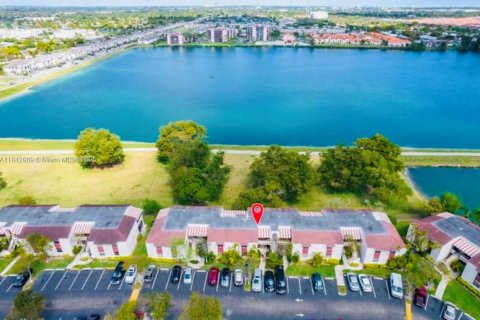Condo in Miami, Florida, 2 bedrooms  № 1836635 - photo 4